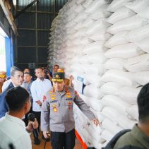 Kapolri Jenderal Listyo Sigit Prabowo dan Mentan Amran Sulaiman meninjau Gudang Bulog Cabang Bone di Tanete Riattang, Sulawesi Selatan (Sulsel), Jumat (16/5/2025).