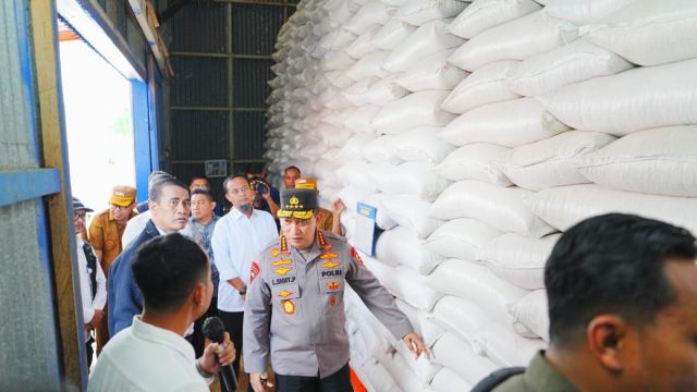 Kapolri Jenderal Listyo Sigit Prabowo dan Mentan Amran Sulaiman meninjau Gudang Bulog Cabang Bone di Tanete Riattang, Sulawesi Selatan (Sulsel), Jumat (16/5/2025).