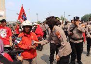 ksi Humanis Polwan ditunjukkan Kepolisian saat mengamankan perayaan hari buruh (May Day)