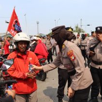 ksi Humanis Polwan ditunjukkan Kepolisian saat mengamankan perayaan hari buruh (May Day)