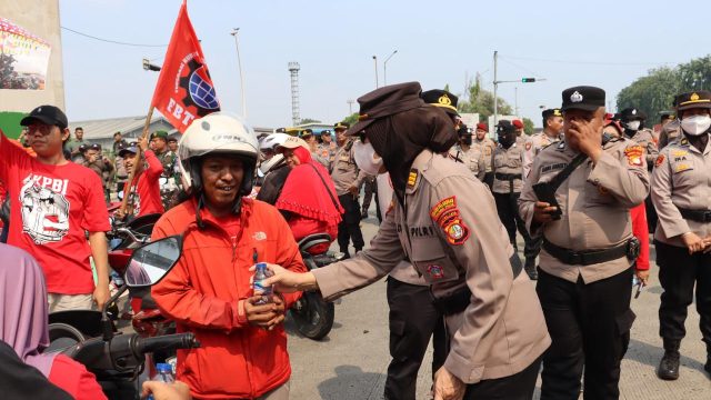 ksi Humanis Polwan ditunjukkan Kepolisian saat mengamankan perayaan hari buruh (May Day)