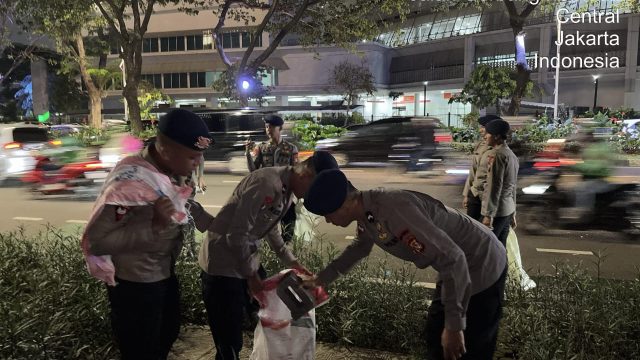 Brimob Polda Metro Jaya melakukan penyisiran di sejumlah titik sekitar Kompleks Gedung DPR/MPR RI.