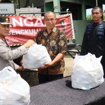 Kapolda Bengkulu Irjen Pol Mardiyono, S.IK., M.Si., hari ini (24/05/25) secara langsung melakukan pemantauan dan juga membagikan makanan kepada warga terdampak gempa 6,3 SR.