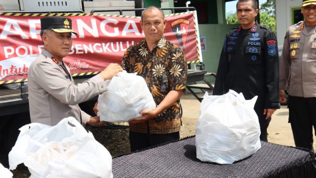 Kapolda Bengkulu Irjen Pol Mardiyono, S.IK., M.Si., hari ini (24/05/25) secara langsung melakukan pemantauan dan juga membagikan makanan kepada warga terdampak gempa 6,3 SR.