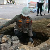 Kapolda Sulawesi Utara Irjen Pol Roycke Harry Langie melaksanakan peletakan batu pertama pembangunan konstruksi tambahan bangunan Polda Sulut 3 lantai, Jumat (23/5/2025).
