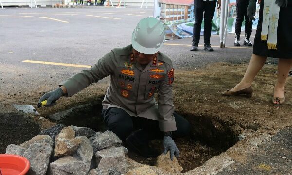 Kapolda Sulawesi Utara Irjen Pol Roycke Harry Langie melaksanakan peletakan batu pertama pembangunan konstruksi tambahan bangunan Polda Sulut 3 lantai, Jumat (23/5/2025).