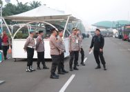 Kapolda Metro Jaya Irjen Pol Karyoto turun langsung ke lapangan memantau jalannya kegiatan unjuk rasa dan kondisi terkini di kawasan Gedung DPR/MPR RI, Jakarta, Kamis (1/5/2025).