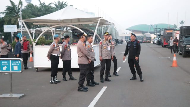 Kapolda Metro Jaya Irjen Pol Karyoto turun langsung ke lapangan memantau jalannya kegiatan unjuk rasa dan kondisi terkini di kawasan Gedung DPR/MPR RI, Jakarta, Kamis (1/5/2025).