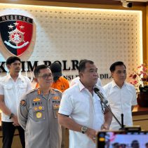 Polri mengungkap kasus peredaran bahan kimia berbahaya berupa sianida secara ilegal di wilayah Surabaya dan Pasuruan.