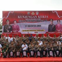 Kapolda saat kunjungan kerjanya ke Polres Minahasa Tenggara, Rabu (30/4/2025), didampingi Wakapolda Brigjen Pol Bahagia Dachi, Ketua Bhayangkari Sulut Ny. Joan Roycke Langie dan para PJU Polda.
