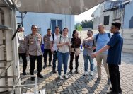 Perwakilan organisasi nirlaba Rockefeller Foundation dan Asian Development Bank mengunjungi dapur Satuan Pelayanan Pemenuhan Gizi (SPPG)