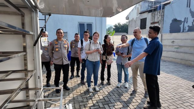 Perwakilan organisasi nirlaba Rockefeller Foundation dan Asian Development Bank mengunjungi dapur Satuan Pelayanan Pemenuhan Gizi (SPPG)