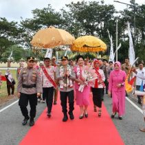 Usai melakukan peresmian Gedung Polres Kotamobagu, Kapolda Sulawesi Utara Irjen Pol Roycke Harry Langie melanjutkan kunjungan kerjanya ke Polres Bolaang Mongondow Selatan (Bolsel), Selasa (29/4/2025).
