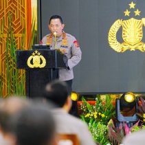 Kapolri Jenderal Listyo Sigit Prabowo membuka Rapat Kerja Teknis (Rakernis) gabungan seluruh jajaran Divisi di Gedung Rupatama, pada Rabu (30/4).