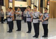 Kapolri Jenderal Polisi Listyo Sigit Prabowo memimpin langsung upacara serah terima jabatan (sertijab) dua perwira tinggi Polri, yakni Kapolda Jawa Barat dan Kepala Pusat Sejarah (Kapusjarah) Polri. Upacara digelar di Gedung Rupatama Mabes Polri, Jakarta Selatan, Senin (5/5/2025).