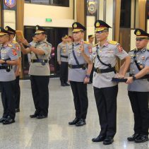 Kapolri Jenderal Polisi Listyo Sigit Prabowo memimpin langsung upacara serah terima jabatan (sertijab) dua perwira tinggi Polri, yakni Kapolda Jawa Barat dan Kepala Pusat Sejarah (Kapusjarah) Polri. Upacara digelar di Gedung Rupatama Mabes Polri, Jakarta Selatan, Senin (5/5/2025).