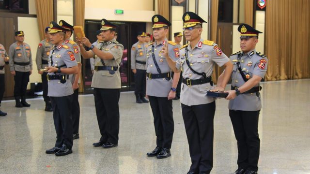 Kapolri Jenderal Polisi Listyo Sigit Prabowo memimpin langsung upacara serah terima jabatan (sertijab) dua perwira tinggi Polri, yakni Kapolda Jawa Barat dan Kepala Pusat Sejarah (Kapusjarah) Polri. Upacara digelar di Gedung Rupatama Mabes Polri, Jakarta Selatan, Senin (5/5/2025).