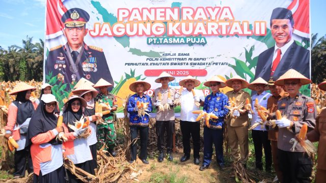 apolres Kampar, AKBP Mihardi Mirwan, turut serta dalam dua kegiatan panen raya jagung Program II di wilayah hukum Polres Kampar pada Senin (2/6/2025).