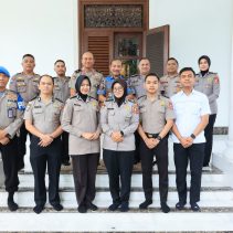 HUT Bhayangkara ke-79, Tim Mabes Polri Lakukan Anjangsana ke  Jenderal (Purn) Drs Badrodin Haiti