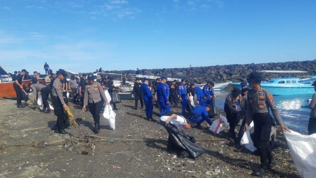 Polda Sulawesi Utara (Sulut) dan jajaran turut berpartisipasi dalam Apel Bersama dan Aksi Bersih Sampah Plastik pada peringatan Hari Lingkungan Hidup Sedunia 2025, yang bertemakan "Hentikan Polusi Plastik", Kamis (5/6).