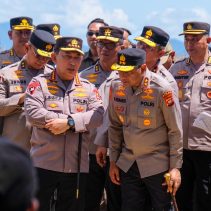 Kapolri Jenderal Drs. Listyo Sigit Prabowo, M.Si., bersama sejumlah pejabat tinggi Mabes Polri, tiba di Pontianak, Kalimantan Barat
