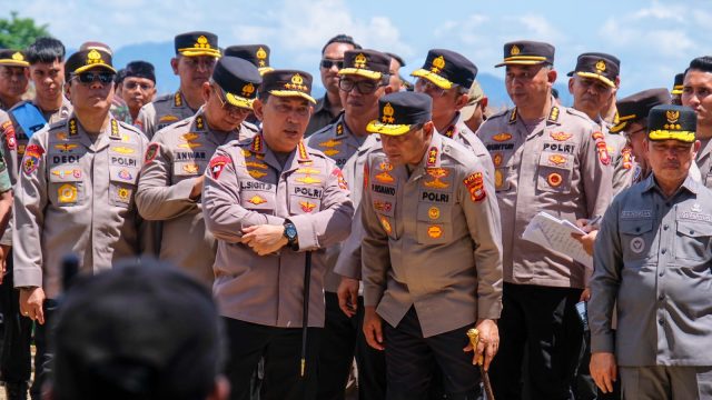 Kapolri Jenderal Drs. Listyo Sigit Prabowo, M.Si., bersama sejumlah pejabat tinggi Mabes Polri, tiba di Pontianak, Kalimantan Barat