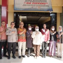 Menteri Pemberdayaan Perempuan dan Perlindungan Anak (PPPA), Arifatul Choiri Fauzi, melakukan kunjungan kemanusiaan dengan menjenguk seorang anak perempuan berusia 7 tahun yang menjadi korban kekerasan, di Rumah Sakit Bhayangkara Tingkat I Pusdokkes Polri, Jakarta Timur, Jumat 13 Juni 2025.