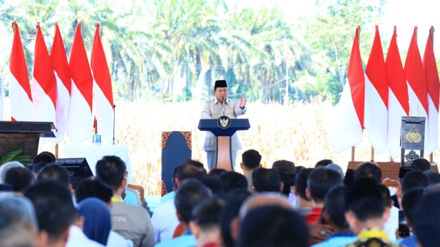 Presiden Prabowo Subianto menyampaikan rasa syukurnya didampingi oleh para tokoh patriotik dalam mewujudkan swasembada pangan Indonesia.