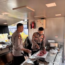 Polda Metro Jaya membuka dapur lapangan untuk membantu pengungsi korban kebakaran di Kapuk Muara, Penjaringan, Jakarta Utara.