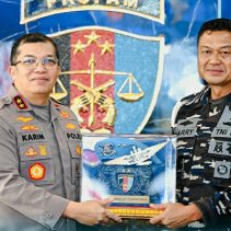 Divisi Profesi dan Pengamanan (Divpropam) Polri menerima kunjungan silaturahmi dari Komandan Pusat Polisi Militer Angkatan Laut (Danpuspomal) Mayjen TNI (Mar) Harry Indarto, S.E., M.M. beserta rombongan, dalam suasana penuh keakraban dan kebersamaan.