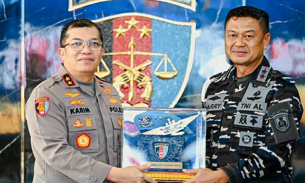 Divisi Profesi dan Pengamanan (Divpropam) Polri menerima kunjungan silaturahmi dari Komandan Pusat Polisi Militer Angkatan Laut (Danpuspomal) Mayjen TNI (Mar) Harry Indarto, S.E., M.M. beserta rombongan, dalam suasana penuh keakraban dan kebersamaan.