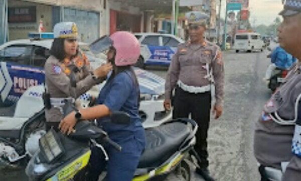 Satuan Lalu Lintas Polres Bitung melakukan kegiatan pembagian helm gratis kepada warga masyarakat pengendara sepeda motor yang melintas di jalan, Sabtu (13/9/2025).