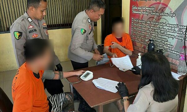 Wakapolda Sulawesi Utara (Sulut), Brigjen Pol Awi Setiyono, memantau langsung pelaksanaan pemeriksaan kesehatan rutin bagi para tahanan di Rumah Tahanan (Rutan) Mapolda Sulut, Senin (30/3/2026).
