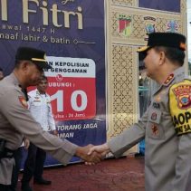 Kapolda Sulawesi Utara Irjen Pol Roycke Harry Langie melakukan peninjauan langsung ke sejumlah Pos Pengamanan (Pos Pam) Lebaran di Kota Manado, Rabu (18/3/2026),