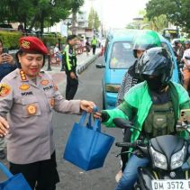 Polwan Polda Sulut Bagi 200 Paket Takjil Gratis di Zero Point Manado
