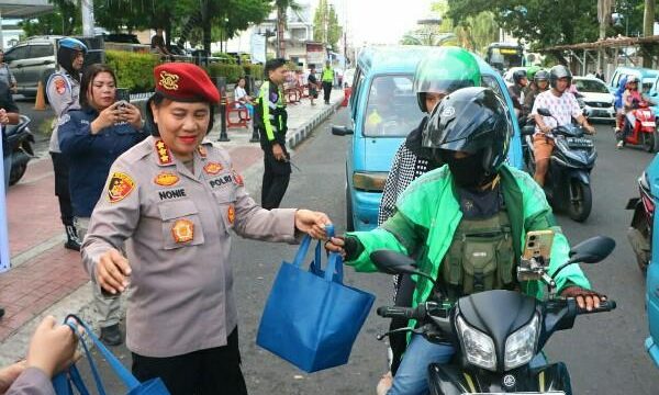 Polwan Polda Sulut Bagi 200 Paket Takjil Gratis di Zero Point Manado