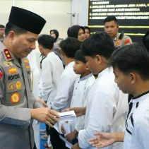 Kapolda Sulawesi Utara Irjen Pol Roycke Harry Langie bersama para Pejabat Utama Polda Sulut menyerahkan santunan secara langsung kepada 100 anak yatim yang berasal dari tiga panti asuhan di Kota Manado dan sekitarnya.