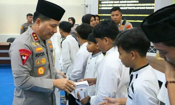 Kapolda Sulawesi Utara Irjen Pol Roycke Harry Langie bersama para Pejabat Utama Polda Sulut menyerahkan santunan secara langsung kepada 100 anak yatim yang berasal dari tiga panti asuhan di Kota Manado dan sekitarnya.