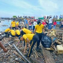 Polda Sulawesi Utara mendapat tanggung jawab membersihkan area di sekitar Tambatan Perahu Maasing.