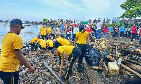 Polda Sulawesi Utara mendapat tanggung jawab membersihkan area di sekitar Tambatan Perahu Maasing.