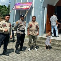 Personel Polsek Dimembe melaksanakan pengamanan ketat pada ibadah Minggu di sejumlah gereja di wilayah Kecamatan Dimembe, Minggu (19/04/2026).