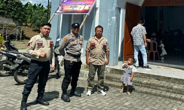Personel Polsek Dimembe melaksanakan pengamanan ketat pada ibadah Minggu di sejumlah gereja di wilayah Kecamatan Dimembe, Minggu (19/04/2026).