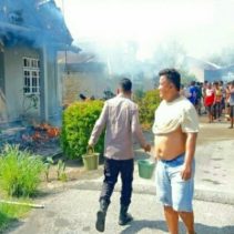 Personel Polsek Beo bergerak cepat merespons musibah kebakaran yang menghanguskan dua unit rumah tinggal di Kelurahan Beo, Kecamatan Beo, Kabupaten Kepulauan Talaud, pada Rabu (22/04/2026) pagi.