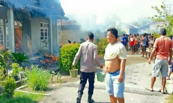 Personel Polsek Beo bergerak cepat merespons musibah kebakaran yang menghanguskan dua unit rumah tinggal di Kelurahan Beo, Kecamatan Beo, Kabupaten Kepulauan Talaud, pada Rabu (22/04/2026) pagi.