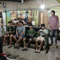 Personil Polsek Lolayan melaksanakan Kegiatan Rutin Yang Ditingkatkan (KRYD) berskala besar pada Kamis malam (23/04/2026).