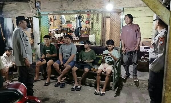 Personil Polsek Lolayan melaksanakan Kegiatan Rutin Yang Ditingkatkan (KRYD) berskala besar pada Kamis malam (23/04/2026).