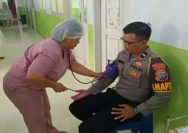 Dedikasi tanpa batas ditunjukkan oleh personel Pamapta Polres Kepulauan Talaud, Ipda Junadi Tobing.