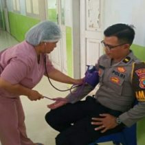 Dedikasi tanpa batas ditunjukkan oleh personel Pamapta Polres Kepulauan Talaud, Ipda Junadi Tobing.