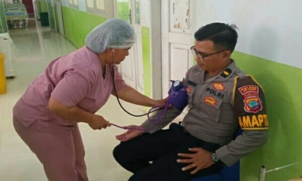 Dedikasi tanpa batas ditunjukkan oleh personel Pamapta Polres Kepulauan Talaud, Ipda Junadi Tobing.