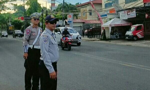 Gabungan Aparat Tertibkan Angkot di Malalayang
